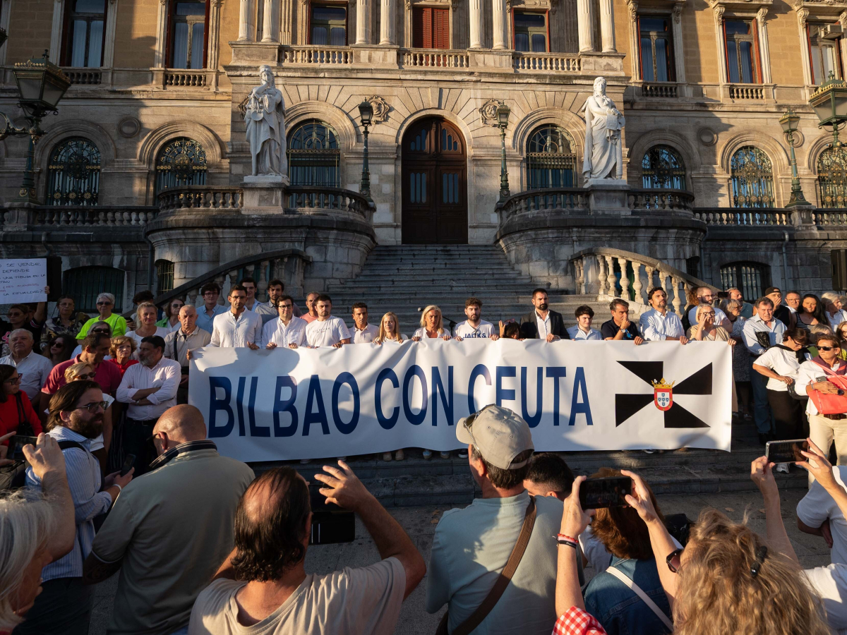 Decenas de personas durante una concentración en solidaridad con Ceuta, a 2 de septiembre de 2026, en Bilbao | Europa Press