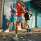 Personas practicando deporte en la calle. LULULEMON