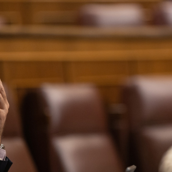 Un diputado con su móvil durante una sesión plenaria en el Congreso de los Diputados, a 14 de diciembre de 2022, en Madrid (España). | 