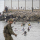 Decenas de personas cruzando la frontera española en Ceuta Marcos Moreno - Europa Press