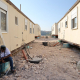 Un colono judío está sentado junto a unas casas prefabricadas en el asentamiento de Ganim, en Cisjordania, el 13 de agosto de 2026. Europa Press/Contacto/Gil Cohen Magen