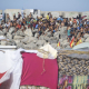 Decenas de migrantes en la playa de El Trampolín, a 7 de septiembre de 2026, en Ceuta (España). Marcos Moreno - Europa Press