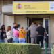 Varias personas en la entrada de una oficina del Servicio Público de Empleo Estatal (SEPE) en Madrid (España). Marta Fernández - Europa Press