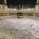 Fieles musulmanes realizan la oración del amanecer alrededor de la Kaaba, en el complejo de la Gran Mezquita de la ciudad santa de La Meca, en Arabia Saudí Saudi Press Agency / Zuma Press / Europa Press