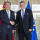 El negociador comercial de la Unión Europea, el comisario Maros Sefcovic, y el ministro de Comercio chino, Wang Wentao, tras una reunión en Bruselas para reactivar el diálogo comercial entre la UE y Pekín. LUKASZ KOBUS / EUROPEAN COMMISSION