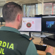 Guardia Civil trabajando frente a un ordenador ciberpatrullando sobre armas y explosivos GUARDIA CIVIL