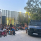 La Policía Nacional a las puertas del CETI con decenas de migrantes GABRIELA SARDÁ- EUROPA PRESS