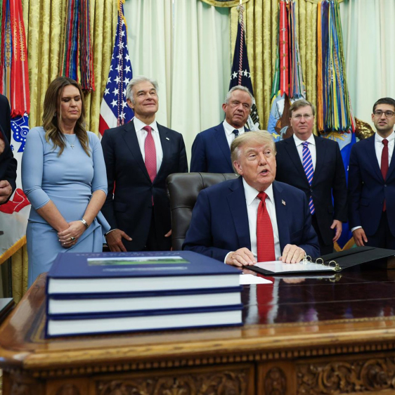 El presidente de Estados Unidos, Donald Trump, en el Despacho Oval con representantes estadounidenses Samuel Corum - Pool via CNP / Zuma Press / Europa