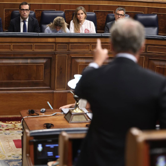 El presidente del PP, Alberto Núñez Feijóo, interviene durante una sesión de control ante Pedro Sánchez Eduardo Parra - Europa Press