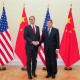El vice primer ministro chino, He Lifeng (der.), estrecha la mano del secretario del Tesoro de Estados Unidos, Scott Bessent (izq.), antes de sus conversaciones en París (Francia) en marzo de 2026 Peng Ziyang / Xinhua News / Europa Press