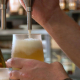 Camarero echando una cerveza EUROPA PRESS