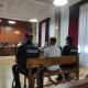 El acusado franqueado por dos policías durante el juicio celebrado desde este lunes en Jaén por el asesinato de una mujer en Sabiote EUROPA PRESS