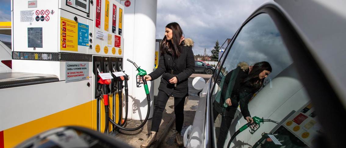 Una mujer checa reposta combustible en una gasolinera (archivo) Taneèek David/CTK/dpa Una mujer checa reposta combustible en una gasolinera (archivo) Taneèek David/CTK/dpa