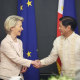La presidenta de la Comisión Europea, Ursula von der Leyen, y el presidente de Filipinas, Ferdinand Marcos Jr., en un encuentro en 2023 para escenificar el desbloqueo de las conversaciones. Charistophe Licoppe/European Com / Dpa