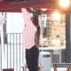 Una joven camarera colocando una sombrilla en la terraza de un bar Eduardo Parra - Europa Press