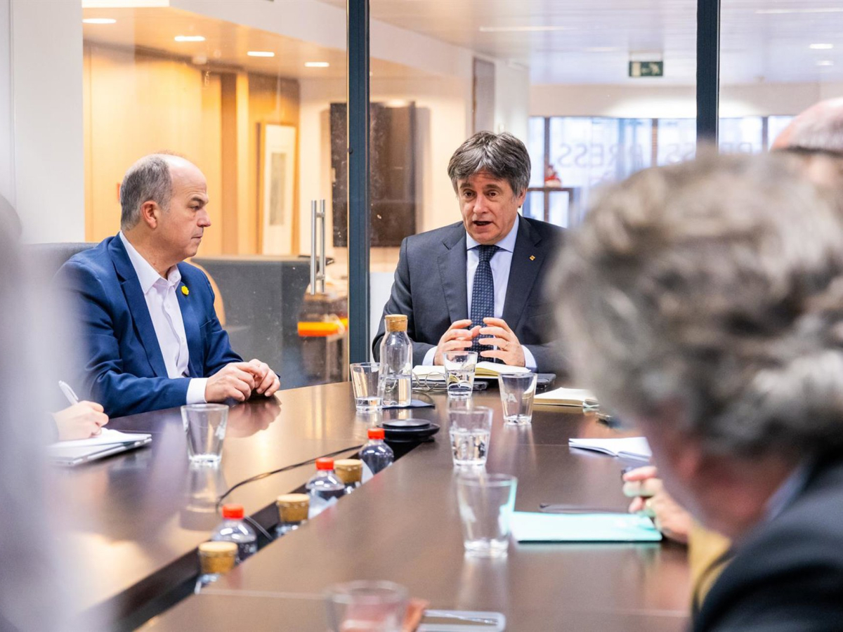 El secretario general de Junts, Jordi Turull (i) y el líder de Junts, Carles Puigdemont (d) Junts
