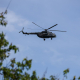 Un helicóptero Mi-8 sobrevuela un campo de entrenamiento en el frente de Zaporiyia Alexander Polegenko / Zuma Press / Europa Press