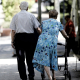 Una pareja de pensionistas paseando por Madrid Eduardo Parra - Europa Press