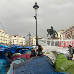 Acampada en la madrileña plaza de la Puerta del Sol por el derecho a la vivienda | DEMÓCRATA