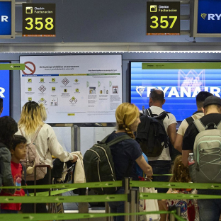 Un grupo de personas en un puesto de facturación de Ryanair en el Aeropuerto Adolfo Suárez Madrid-Barajas, a 23 de agosto de 2025, Madrid (España). Jesús Hellín - Europa Press Un grupo de personas en un puesto de facturación de Ryanair en el Aeropuerto Adolfo Suárez Madrid-Barajas, a 23 de agosto de 2025, Madrid (España). Jesús Hellín - Europa Press