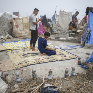 Un grupo de migrantes en un asentamiento de la playa del Trampolín | Europa Press Un grupo de migrantes en un asentamiento de la playa del Trampolín | Europa Press