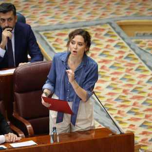 Ayuso acusa a la izquierda de utilizar a Maricarmen como señuelo para alentar la revolución por un puñado de votos Ayuso acusa a la izquierda de utilizar a Maricarmen como señuelo para alentar la revolución por un puñado de votos