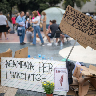 Carteles reivindicativos durante una acampada por la vivienda en la plaza Catalunya de Barcelona. Lorena Sopêna - Europa Press Carteles reivindicativos durante una acampada por la vivienda en la plaza Catalunya de Barcelona. Lorena Sopêna - Europa Press
