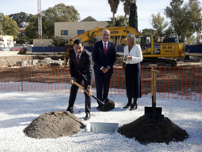 El presidente de la Junta, en la simbólica inauguración del la construcción del nuevo centro de salud en la barriada malagueña de El Palo. Foto: Europa Press. El presidente de la Junta, en la simbólica inauguración del la construcción del nuevo centro de salud en la barriada malagueña de El Palo. Foto: Europa Press.