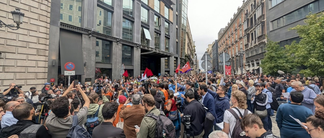 Los acampados en Sol se concentran ante el Congreso: “¿Dónde está el Gobierno progresista?” Los acampados en Sol se concentran ante el Congreso: “¿Dónde está el Gobierno progresista?”