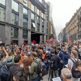 Los acampados en Sol se concentran ante el Congreso: “¿Dónde está el Gobierno progresista?” Los acampados en Sol se concentran ante el Congreso: “¿Dónde está el Gobierno progresista?”