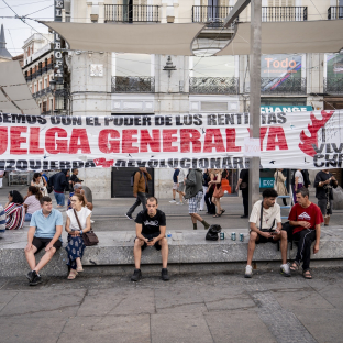 Pancarta reivindicando la convocatoria de una huelga general en Sol | Europa Press