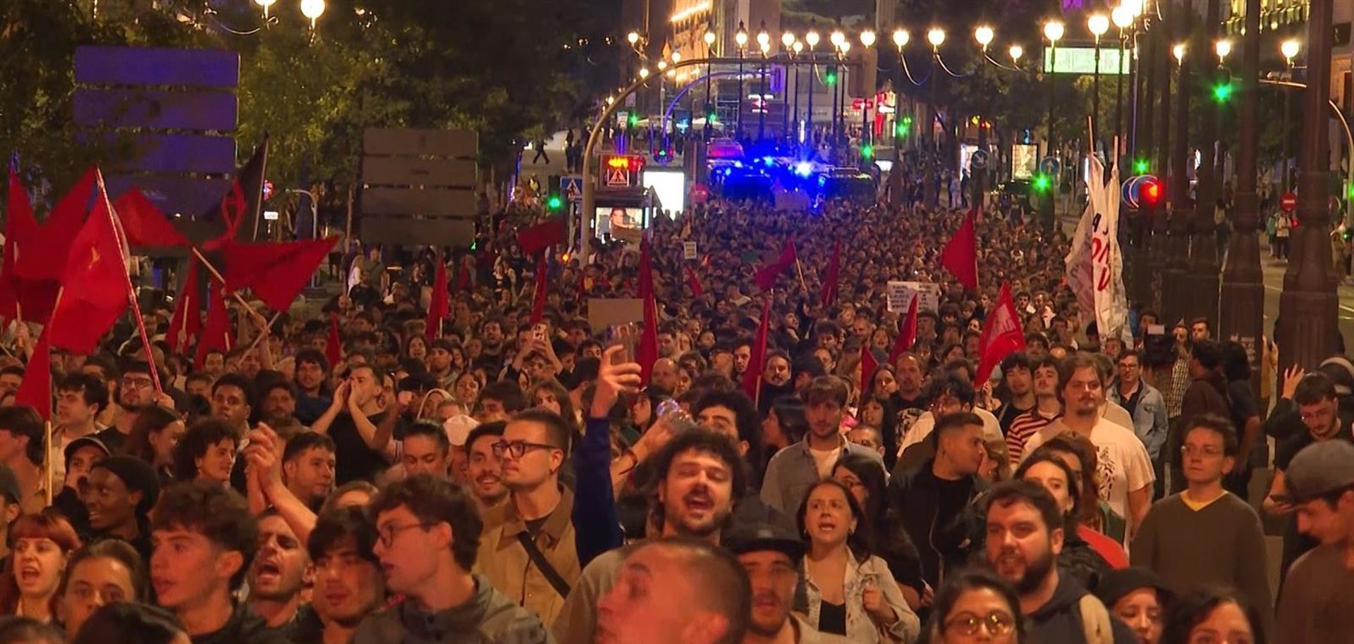 Miles de personas marchan desde la acampada en la Puerta del Sol hacia la Plaza Cibeles en protesta por la crisis de la vivienda, a 2 de octubre de 2026 (Madrid). EUROPA PRESS Miles de personas marchan desde la acampada en la Puerta del Sol hacia la Plaza Cibeles en protesta por la crisis de la vivienda, a 2 de octubre de 2026 (Madrid). EUROPA PRESS