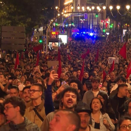 Miles de personas marchan desde la acampada en la Puerta del Sol hacia la Plaza Cibeles en protesta por la crisis de la vivienda, a 2 de octubre de 2026 (Madrid). EUROPA PRESS