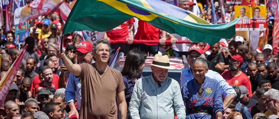 El presidente de Brasil, Luiz Inácio Lula da Silva, en el centro de la imagen, en un acto de campaña en Sao Paulo. Paulo Lopes / Xinhua News / Europa Press