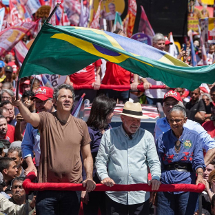 El presidente de Brasil, Luiz Inácio Lula da Silva, en el centro de la imagen, en un acto de campaña en Sao Paulo. Paulo Lopes / Xinhua News / Europa Press El presidente de Brasil, Luiz Inácio Lula da Silva, en el centro de la imagen, en un acto de campaña en Sao Paulo. Paulo Lopes / Xinhua News / Europa Press