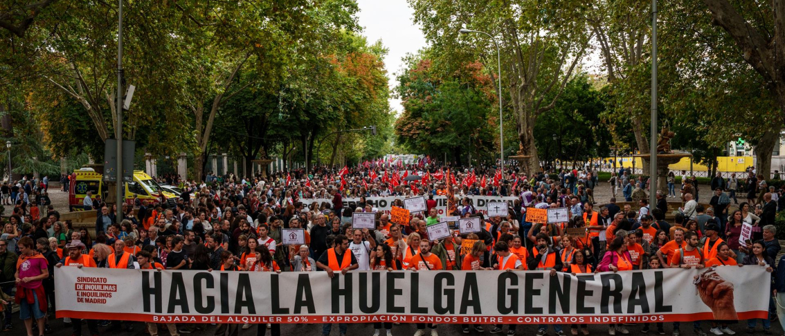 Numerosas personas sostienen una pancarta con lema 'Hacia la huelga general' durante la manifestación para exigir una reducción del precio de los alquileres de la vivienda, a 3 de octubre de 2026, en Madrid (España). Matias Chiofalo - Europa Press Numerosas personas sostienen una pancarta con lema 'Hacia la huelga general' durante la manifestación para exigir una reducción del precio de los alquileres de la vivienda, a 3 de octubre de 2026, en Madrid (España). Matias Chiofalo - Europa Press