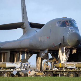 Carga de municiones en bombarderos B-1 de la Fuerza Aérea de Estados Unidos desplegados en la base de la Real Fuerza Aérea (RAF) británica en Fairford Simon Chapman / Zuma Press / Europa Press Carga de municiones en bombarderos B-1 de la Fuerza Aérea de Estados Unidos desplegados en la base de la Real Fuerza Aérea (RAF) británica en Fairford Simon Chapman / Zuma Press / Europa Press