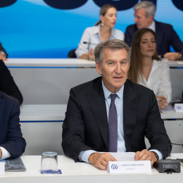 El presidente del Partido Popular, Alberto Núñez Feijóo, junto al presidente de Ceuta, Juan Jesús Vivas, durante la Junta Directiva Nacional del PP, a 28 de septiembre de 2026, en Madrid (España).  Jesús Hellín - Europa Press