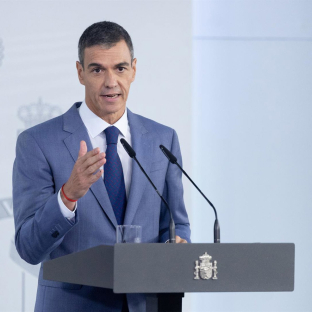 El presidente del Gobierno, Pedro Sánchez, durante una rueda de prensa posterior al Consejo de Ministros, en el Palacio de la Moncloa, a 6 de octubre de 2026, en Madrid (España).  Eduardo Parra - Europa Press