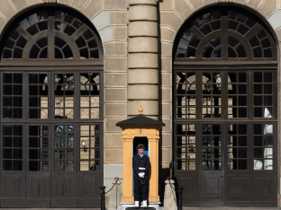 Un guardia real frente al Palacio Real de Estocolmo  Matias Basualdo / Zuma Press / Europa Press