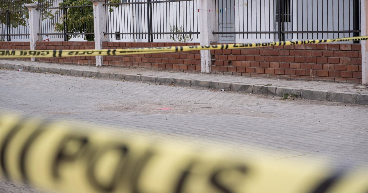 An agent dies in a shooting at a police checkpoint in Ankara