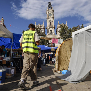 La Acampada por la vivienda instalada en la Plaza del Ayuntamiento de València. ROBER SOLSONA/EUROPA PRES