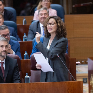 Ayuso reprocha a Vox que “ayude” a un Gobierno “desahuciado” al “hacer una pinza” con el PSOE contra el PP Ayuso reprocha a Vox que “ayude” a un Gobierno “desahuciado” al “hacer una pinza” con el PSOE contra el PP