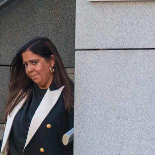 La jueza que investigó al hermano de Pedro Sánchez, Beatriz Biedma, a su salida de la Audiencia Nacional, a 8 de octubre de 2026, en Madrid (España). Matias Chiofalo - Europa Press
