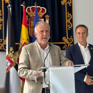 El ministro de Política Territorial y Memoria Democrática, Ángel Víctor Torres (i), ofrece una rueda de prensa junto al delegado del Gobierno en Ceuta, David de la Encina ,  a 8 de octubre de 2026, en Madrid (España). Gabriela Sardá Núñez - Europa Press