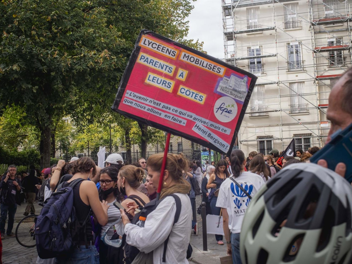 Disturbed Classroom Water cannons against students at the Bastille | Demócrata