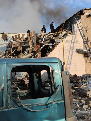 Equipos de emergencia trabajan entre escombros y restos tras un ataque ruso en Járkov, Ucrania Viacheslav Madiievskyi / Zuma Press / Europa Press