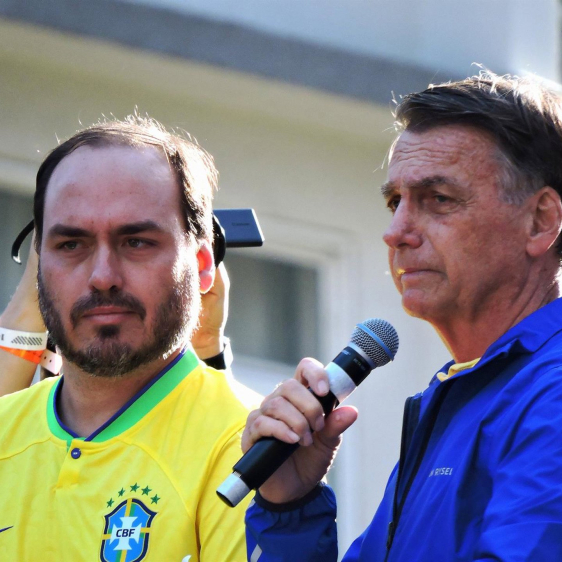 Eduardo Bolsonaro junto a su padre, el expresidente brasileño Jair Bolsonaro Leandro Chemalle / Zuma Press / Europa Press