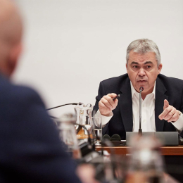 El exsecretario de organización del PSOE Santos Cerdán comparece en la Comisión de Investigación sobre adjudicaciones públicas del Parlamento de Navarra, a 11 de febrero de 2026, en Pamplona, Navarra (España).  Eduardo Sanz - Europa Press
