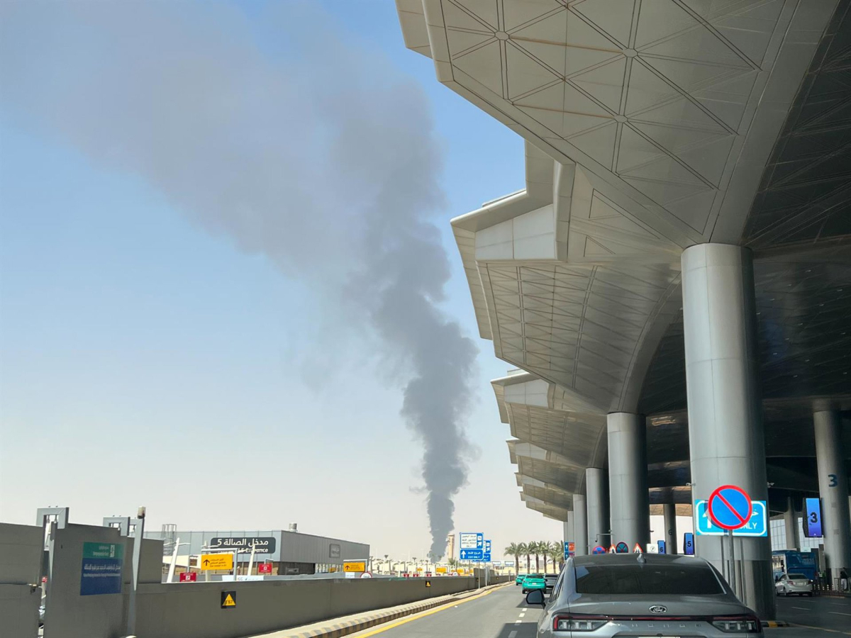 Columna de humo en el Aeropuerto de Riad Luo Chen / Xinhua News / Europa Press